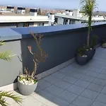 Pequena Vistas Y Bano Privado,no Piso Entero,small View And Private Bathroom ,not Whole * Irun
