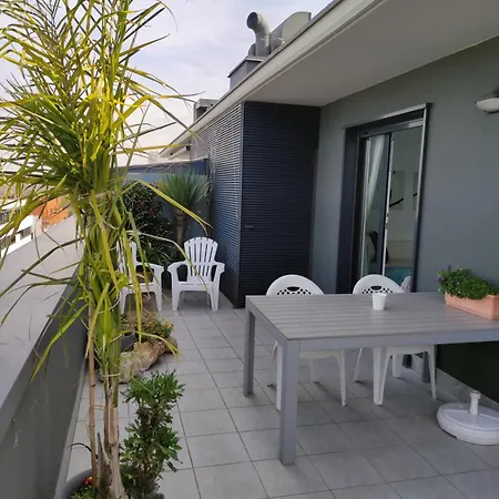 Pequena Vistas Y Bano Privado,no Piso Entero,small View And Private Bathroom ,not Whole Alloggio in famiglia *